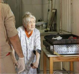 A idosa, que aparentava estar bem cuidada, foi levada para o posto de saúde do bairro Coronel Antonino. (Foto: Cleber Gellio)