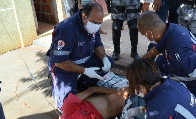 Homem &eacute; internado em estado grave, ap&oacute;s ser atingido por tr&ecirc;s tiros em Dourados