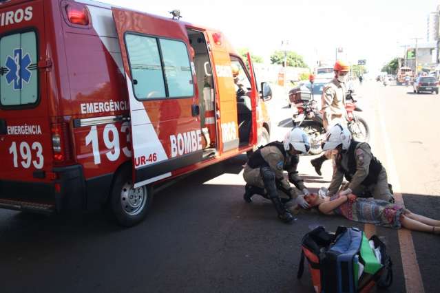 Bombeiros socorrem mulher que caiu de viaduto na Afonso Pena