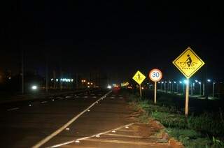 Trecho da Avenida Guaicurus no escuro; usuários temem assaltos e acidentes (Foto: Franz Mendes)