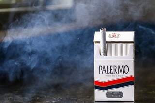 Cigarros são trazidos do Paraguai para o Brasil; (Foto: André Bittar/Arquivo)