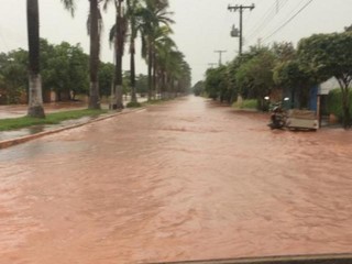 Avenida do município virou um rio devido a grande quantidade de água. (Foto: Divulgação) 