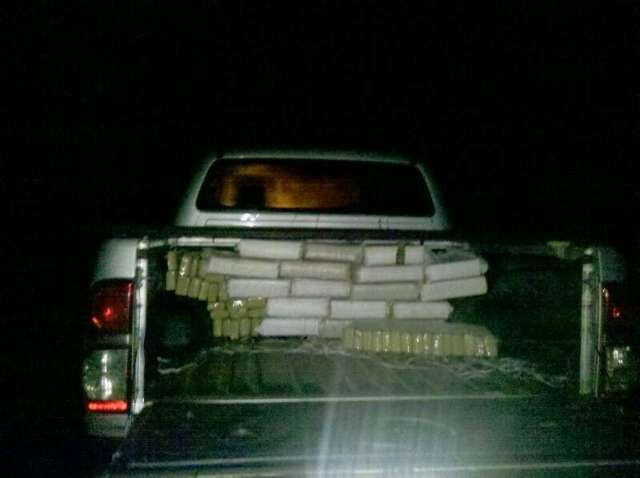 Hilux &eacute; abandonada com 600 kg de maconha pr&oacute;ximo ao aut&oacute;dromo