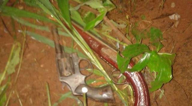 Bandidos fazem fam&iacute;lia ref&eacute;m e trocam tiros com a pol&iacute;cia durante fuga