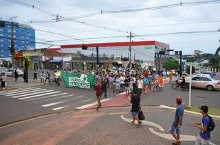 A marcha da maconha reuniu mais de 100 pessoas nas ruas do centro da Capital, na maioria adolescente (Foto: Alcides Neto)