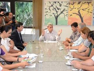 O governador André Puccineli reunidos com dirigentes da Fetems