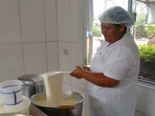 Empregada da pousada preparando o Requeijão Pantaneiro (Foto: Arquivo pessoal)