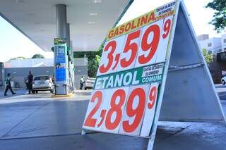 Gasolina vendida a R$ 3,59 nesta terça no Centro de Campo Grande (Foto: Marina Pacheco)
