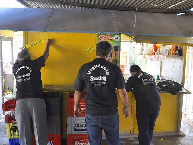  Vigil&acirc;ncia Sanit&aacute;ria interdita 7 lanchonetes na feira Brasil-Bol&iacute;via