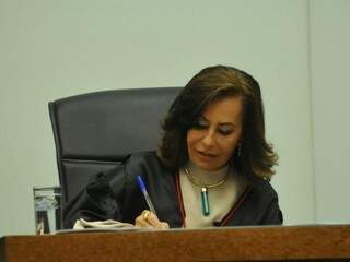 Desembargadora Tânia Garcia assinando a posse como presidente do TRE-MS (Foto: Alcides Neto/Arquivo)