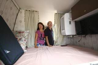 O quartinho super aconchegante do motorhome do casal. Tem cama, armário, televisão, papel de parede e climatizador. (Foto: Saul Scharamn) 