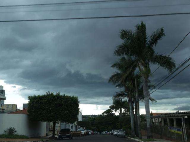 Chuva cai em Campo Grande e Inmet alerta para tempestade com granizo