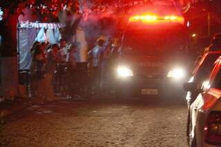A polícia militar precisou ser chamada para conter os ânimos dos torcedores. (Foto: Marcos Ermínio) 
