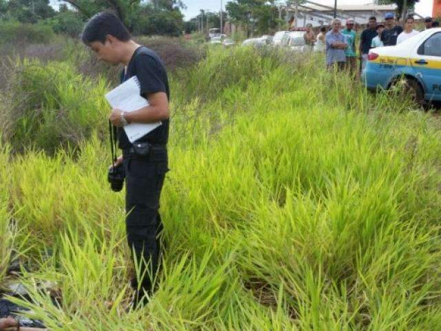 Crian&ccedil;a encontra corpo de colombiano amarrado com fios em matagal