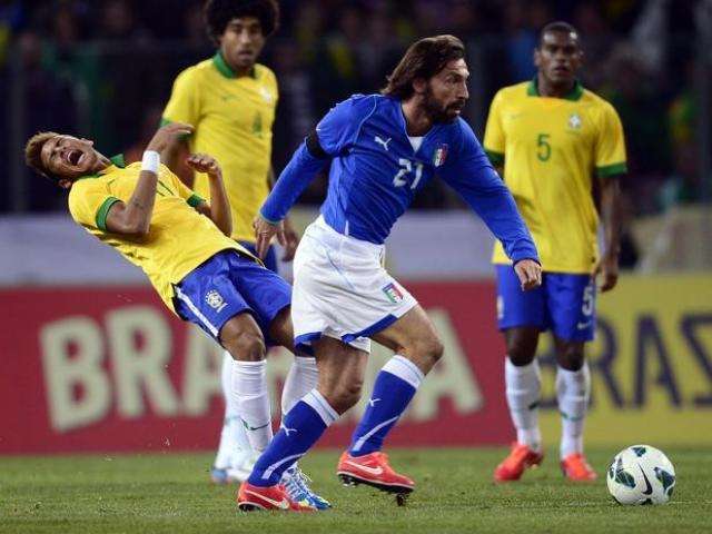 Com gols de Fred e Oscar, Brasil termina 1&ordm; tempo vencendo a It&aacute;lia por 2 a 0