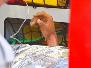 Mão da vítima durante atendimento do Corpo de Bombeiros no dia do incidente. (Foto: André Bittar) 