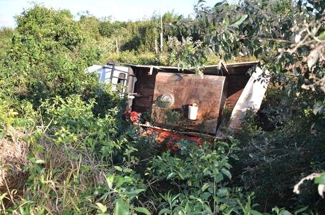 Caminh&atilde;o tomba com 2,7 mil litros de querosene na MS-141