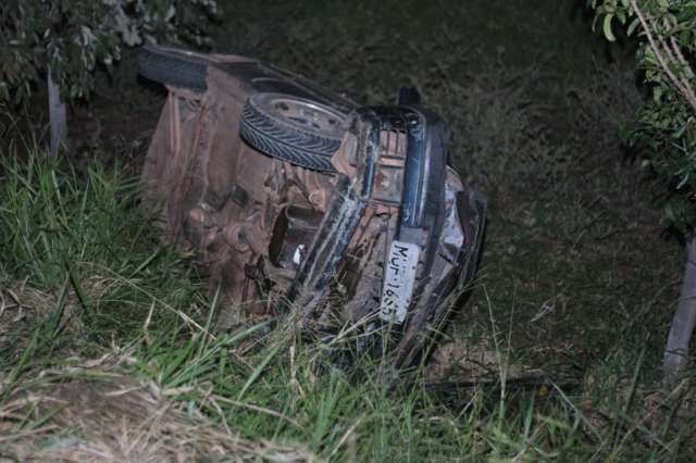 Carro capota na MS-080 e tr&ecirc;s ficam feridos; um adulto e duas crian&ccedil;as