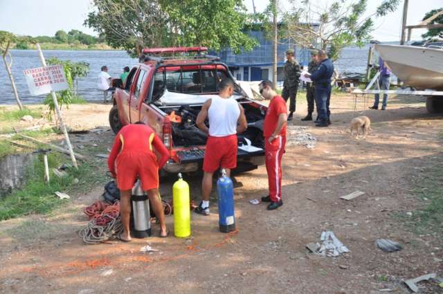 Buscas a 11 desaparecidos em naufr&aacute;gio s&atilde;o suspensas por falta de visibilidade