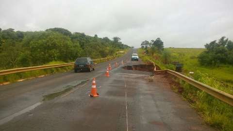 Chuva causa desmoronamento e rodovia MS-141 é interditada