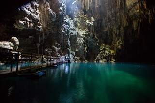 Lago de águas cristalinas com largura comparada a um campo de futebol no interior da caverna (Foto: Abismo Anhumas)