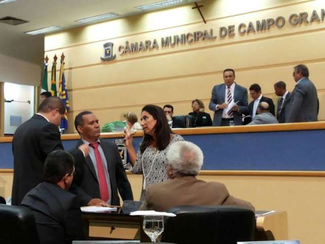 Juiz suspende pagamento extra de R$ 8,4 mil por m&ecirc;s a vereador da Capital