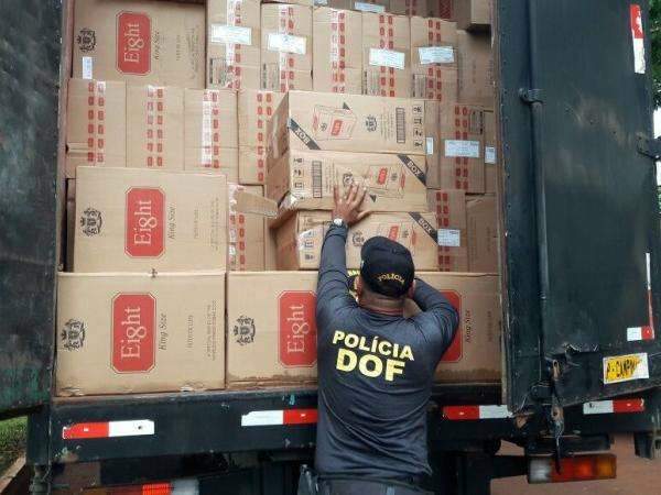 Pol&iacute;cia apreende caminh&atilde;o-ba&uacute; com 40 mil pacotes de cigarro ilegais