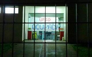 Prédio da reitoria da UFGD está invadido há uma semana (Foto: Franz Mendes)