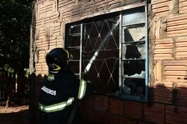 Inc&ecirc;ndio em resid&ecirc;ncia deixa mulher e duas crian&ccedil;as feridas na Capital