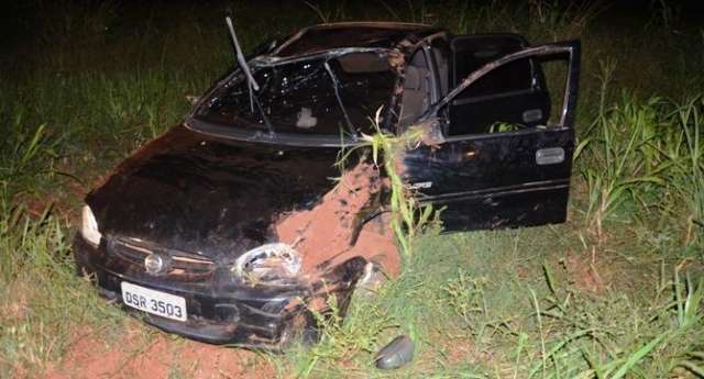 Motorista perde controle, capota carro e abandona adolescente gr&aacute;vida