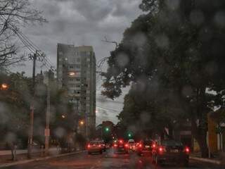 Nuvens carregadas e sinais da chuva no parabrisa do carro da reportagem, no centro de Campo Grande (Foto: Henrique Kawaminami)