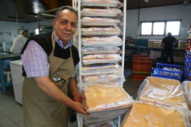 Com 500 alian&ccedil;as, bolo de 1 tonelada espera 5 mil pessoas segunda-feira