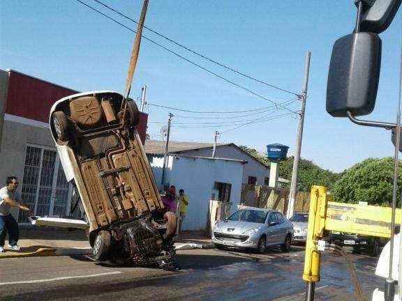 Faltando 2 dias para o casamento, motorista cai com ve&iacute;culo em c&oacute;rrego