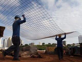 Operários em obra da construção civil de Campo Grande. Setor teve deflação no mês passado. (Foto: Arquivo)