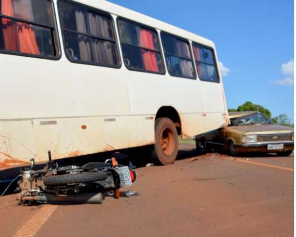 Acidente entre tr&ecirc;s ve&iacute;culos mata motociclista na MS-376 