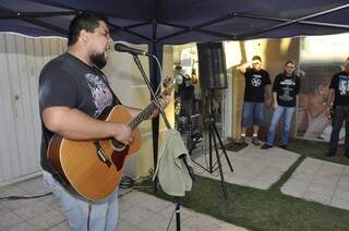 Alex deu voz a musicas do Legião Urbana, uma das bandas homenageadas. (Foto: Marcelo Calazans)