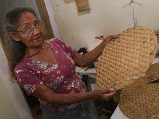 Aos 69 anos, Catarina ganha a vida trabalhando com o que ama e preservando a cultura do próprio povo (Foto: Kísie Ainoã) 