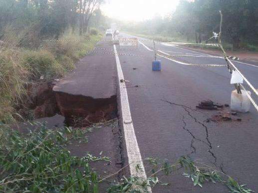 Chuva abre cratera em rodovia e trecho ficar&aacute; interditado por seis dias