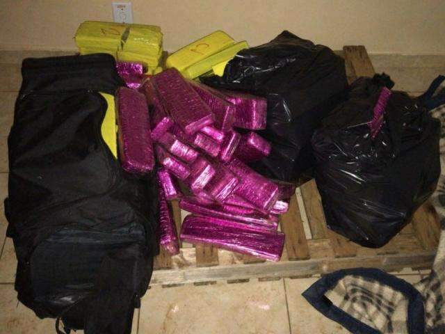 Trio tenta fugir da pol&iacute;cia, mas &eacute; preso em resid&ecirc;ncia com 255 quilos de maconha