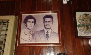 Pendurado na parede, foto de Franklin e a esposa, Adaila, fundadores do lugar. (Foto: Sérgio Maidana)