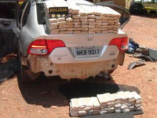 Foram encontrados, ao todo, 119 tabletes da droga no carro com placas de Goiânia. Motorista receberia R$ 950 pelo transporte. (Foto: divulgação/DOF)