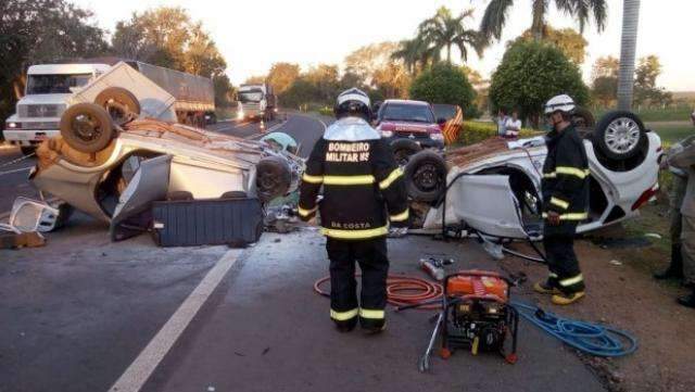 Dois morrem ap&oacute;s colis&atilde;o frontal e explos&atilde;o de ve&iacute;culos na BR-262