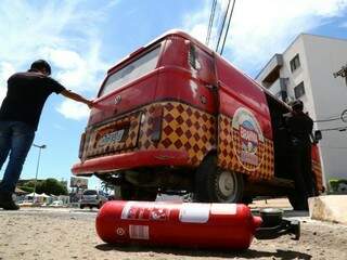 Empresa diz que Kombi incendiada tinha extintor e havia sido revisada