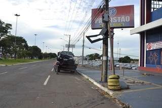 Poste e semáforo ficaram danificados. (Foto: Simão Nogueira)