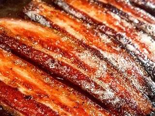 Texas Pig  curado com jack Daniels honey  defumado com lenha de macieira é bacon da casa.(Foto:Divulgação)