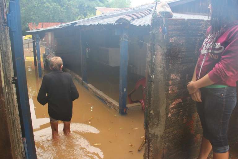 Casas nas zonas urbana e rural foram tomadas pelas chuvas