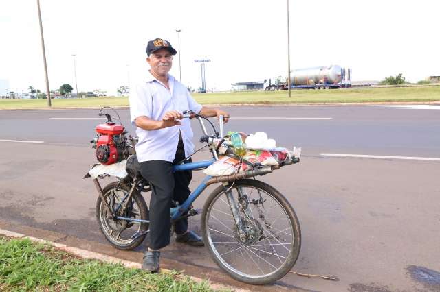 Anani constr&oacute;i bicicleta com motor de garapa e viaja 1,4 mil km sem medo