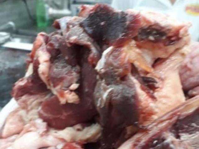 Den&uacute;ncia do Facebook leva Procon a mercado que vendia carne podre
