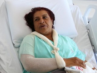 Maria Izabel está internada na Santa Casa com braço direito deslocado e com suspeita de lesão na coluna  (Foto: Henrique Kawaminami) 