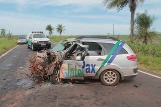 Frente do veículo conduzido pelo agente funerário ficou completamente destruída. (Foto: José Carlos Galo/ A Gazeta News)